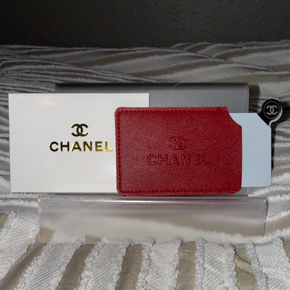 CHANEL Scarlet Mirror/Card leather holder - Picture 1 of 6